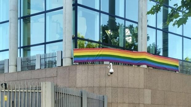 La bandera arcoíris provoca el primer choque PP-oposición en la Asamblea de Madrid
