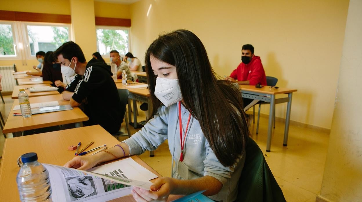 Alumnos haciendo la Ebau en Soria