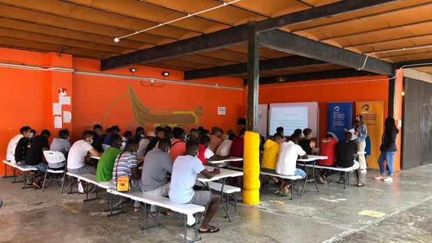 Voluntarios de la Universidad dan clase de español a inmigrantes