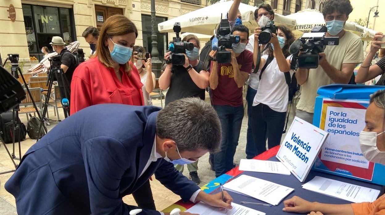 Imagen del candidato único a la presidencia del PP en la Comunidad Valenciana, Carlos Mazón, y de la presidenta del PP de Valencia, Mª José Catalá