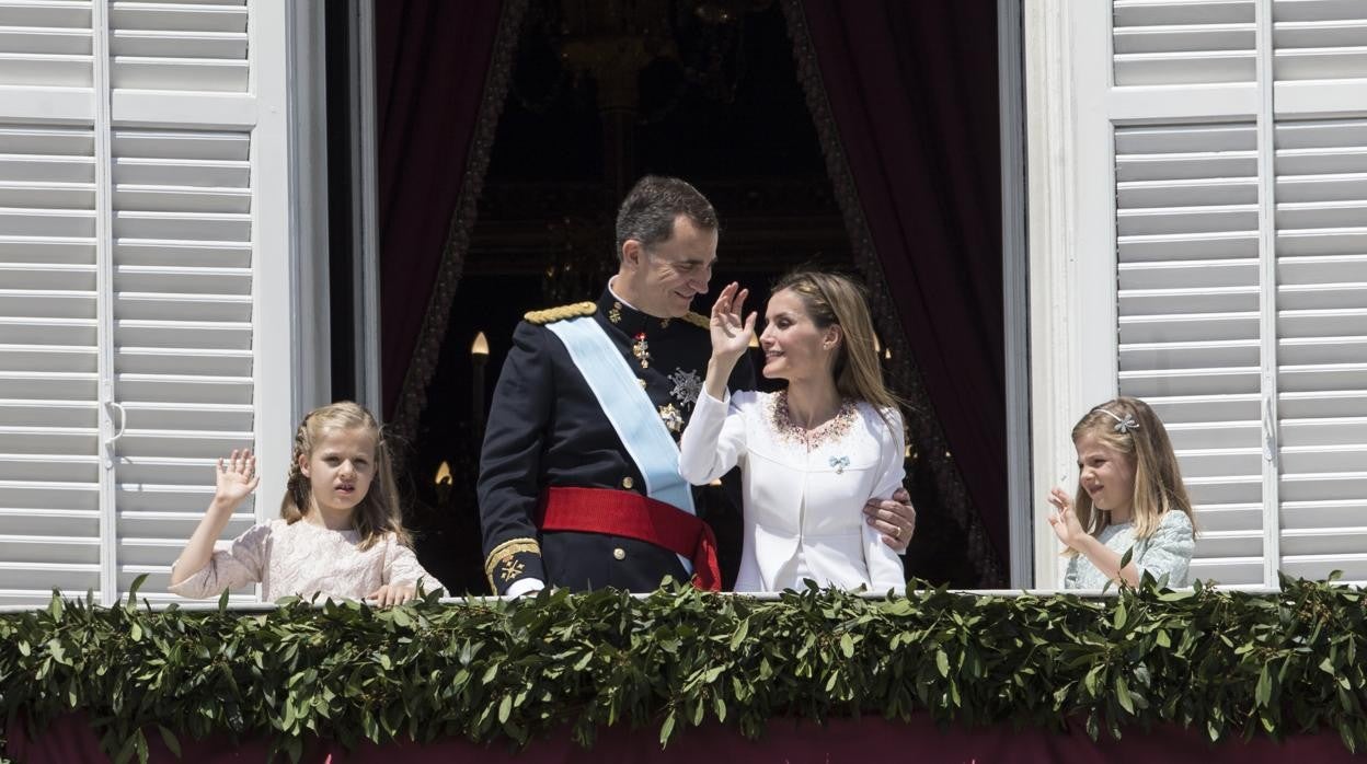 Don Felipe y Doña Letizia, junto a sus hijas la Princesa Leonor y la Infanta Sofía, en 2014, durante la proclamación del Rey