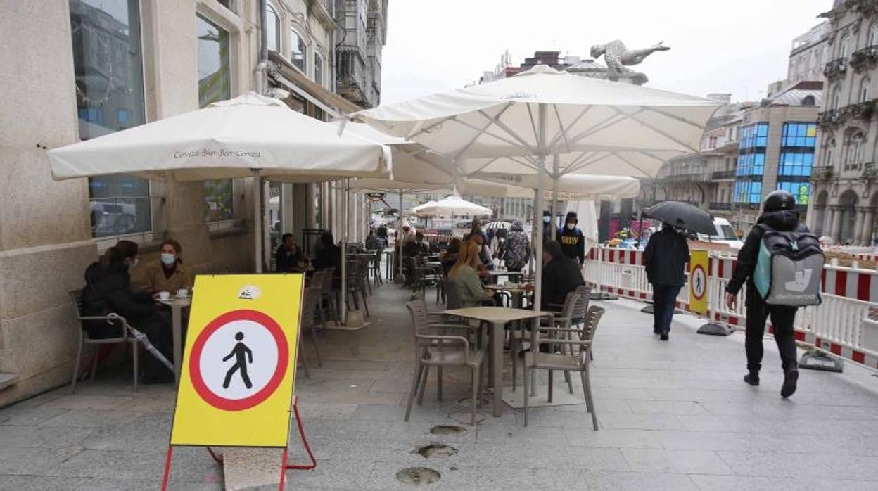 Una cafetería y un rider, sujetos a recibir las ayudas, en la calle Príncipe de Vigo