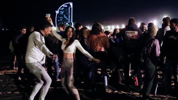 Desalojadas 3.871 personas por formar aglomeraciones en Barcelona la madrugada de este sábado