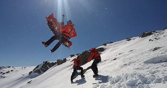 Tres efectivos del GERA suben en camilla a una persona accidentada