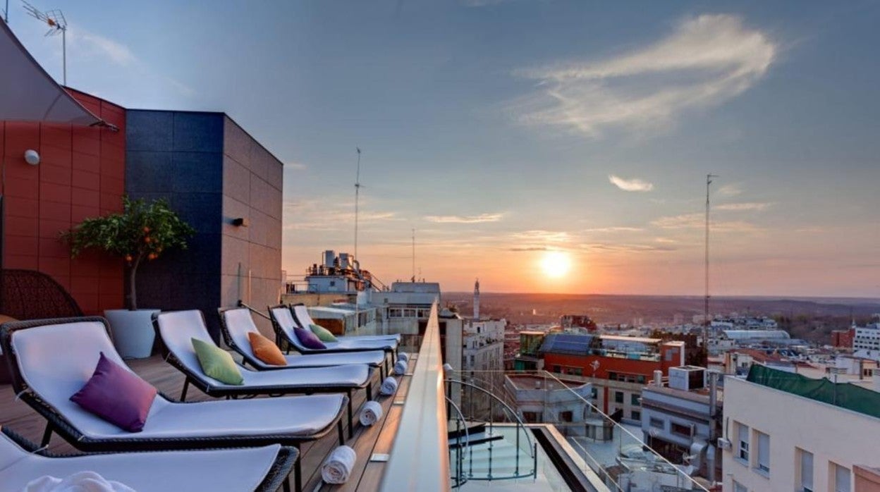 Puesta de sol sobre Madrid desde la terraza de. Hotel Indigo Gran Vía