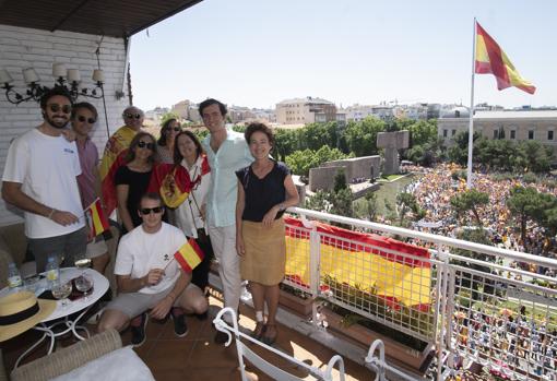 Miriam Suárez (en el centro, de blanco y negro), junto a sus familiares y amigos