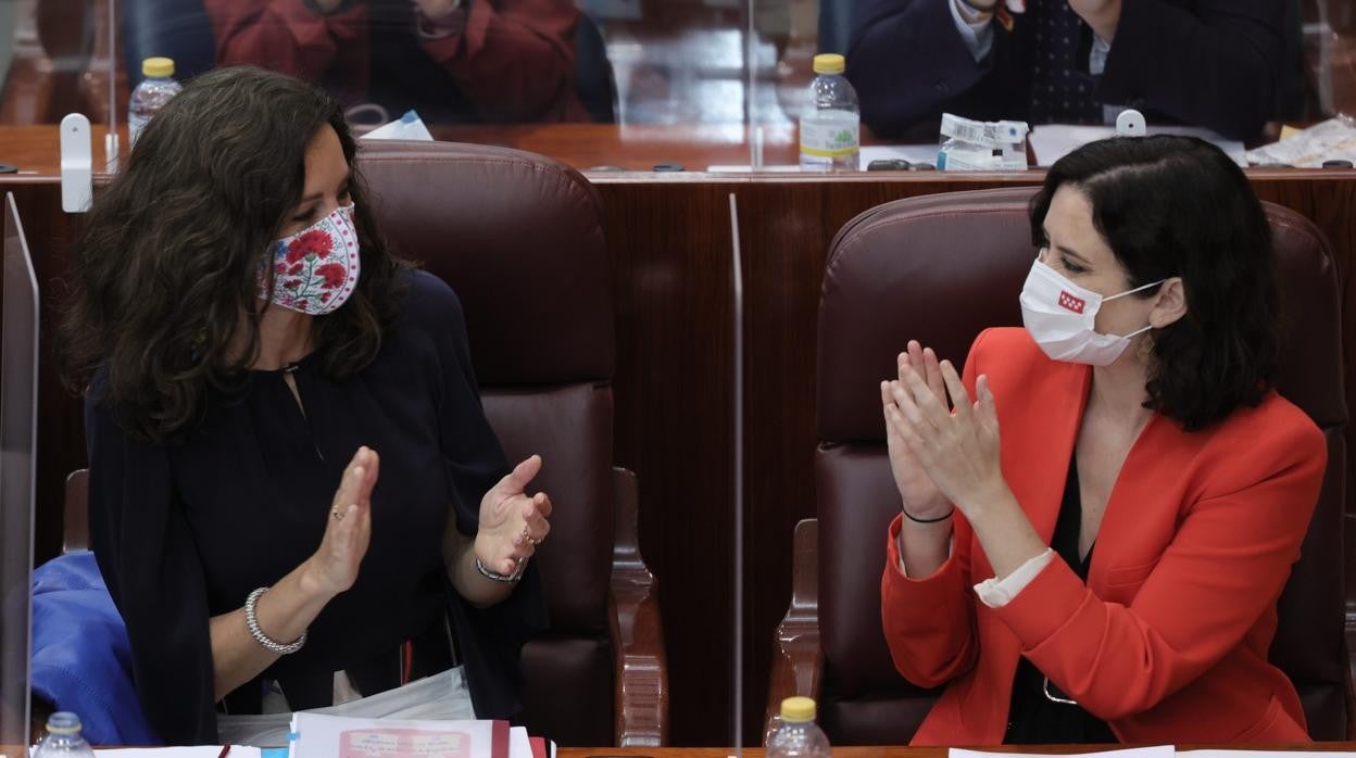 La dirigente Isabel Díaz Ayuso (dcha.) y la presidenta de la Asamblea, Eugenia Carballedo