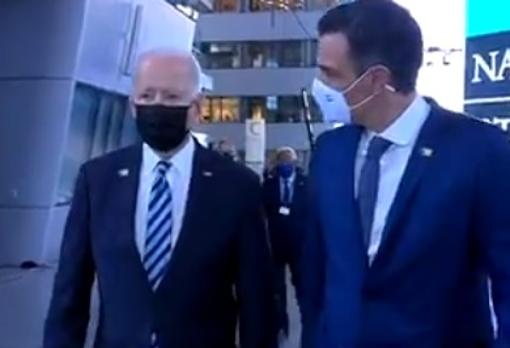 Joe Biden y Pedro Sánchez durante el breve encuentro en la Cumbre de la OTAN