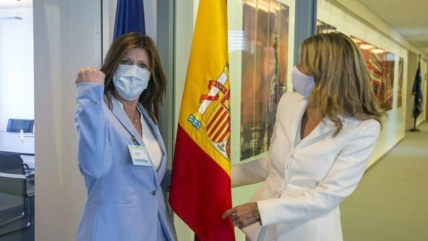 Yolanda Díaz muestra su apoyo a la selección con la bandera de España y la ministra sueca