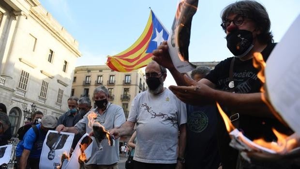 Quema de retratos del Rey para protestar por su presencia en Barcelona