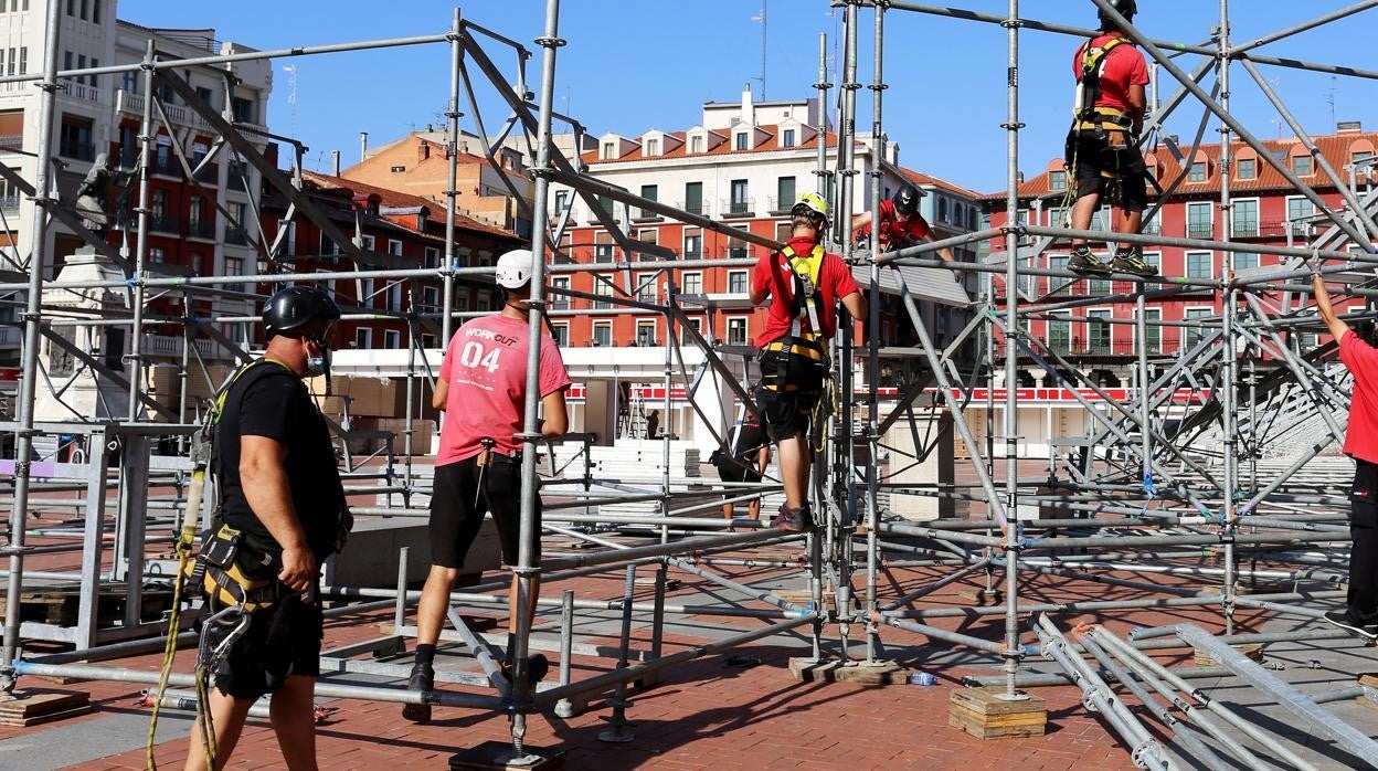 Montaje de las pistas del World Pádel Tour, en la plaza Mayor de Valladolid