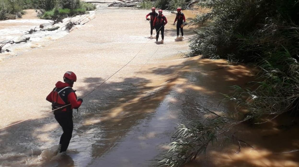 Bomberos de la Diputación de Zaragoza, durante los intensos rastreos que se han llevado a cabo para dar con la vecina de Calatorao que desapareció el sábado y cuyo cuerpo apareció este martes