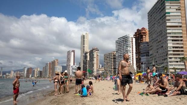 Los turistas españoles salen al rescate de Benidorm