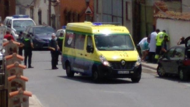 Apuñalan a un joven por la espalda, tratan de atropellarlo con un coche y chocan contra un poste de la luz