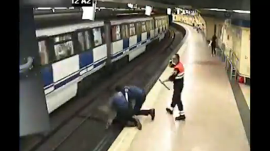 La rápida actuación de dos policías municipales evita que una joven se suicide en el Metro de Madrid