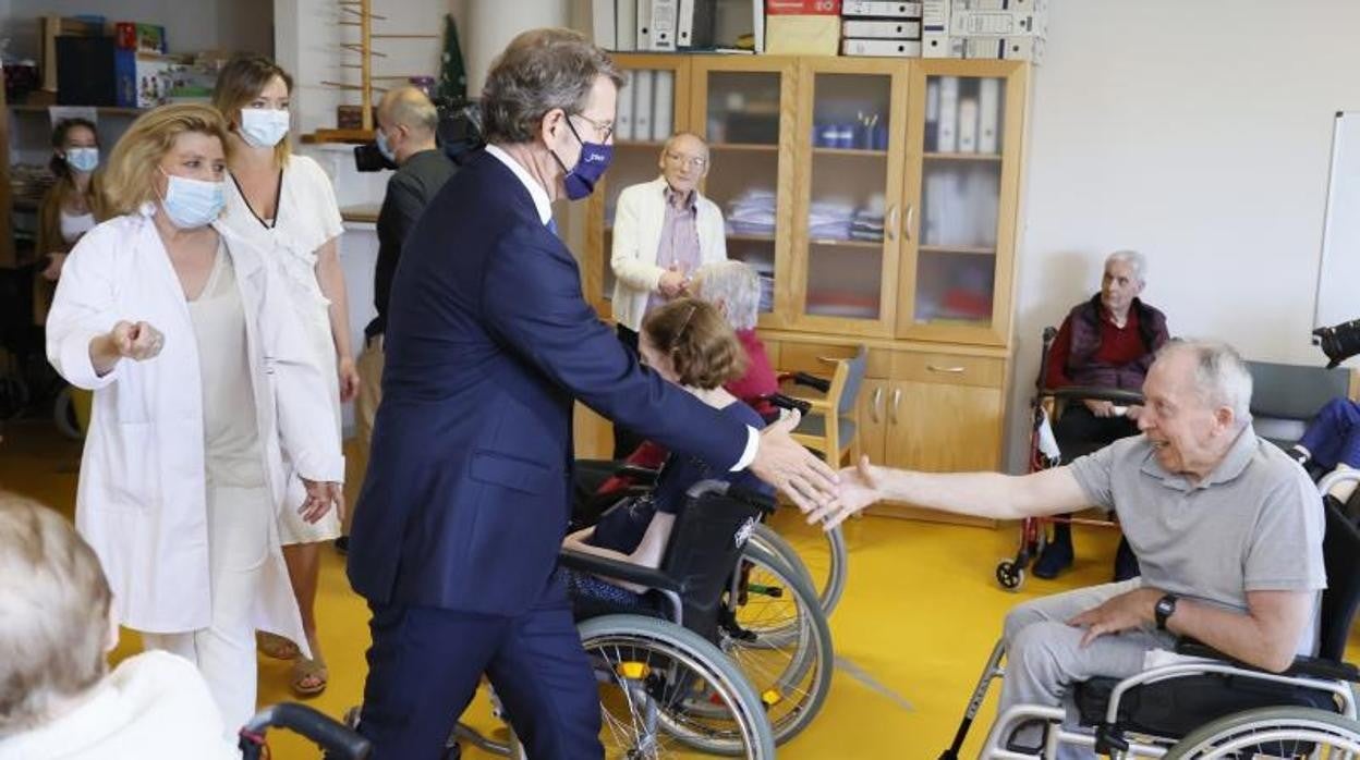 Feijóo, este miércoles en una residencia de ancianos de Santiago