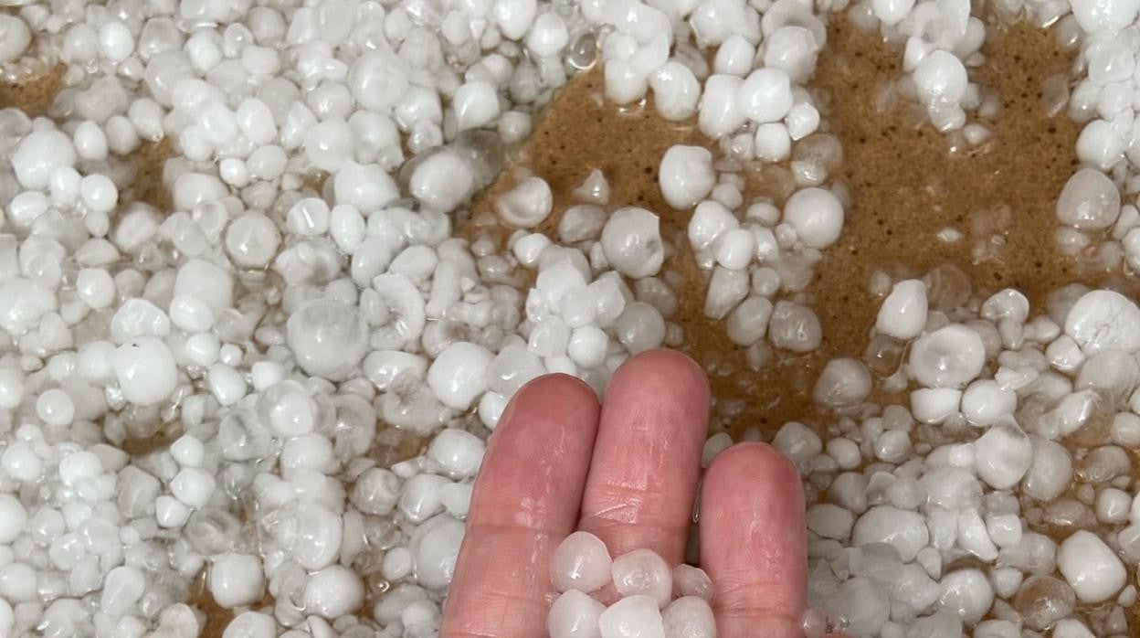 Tamaño del granizo caído en una calle de Madrid, según la imagen de un vecino en redes sociales