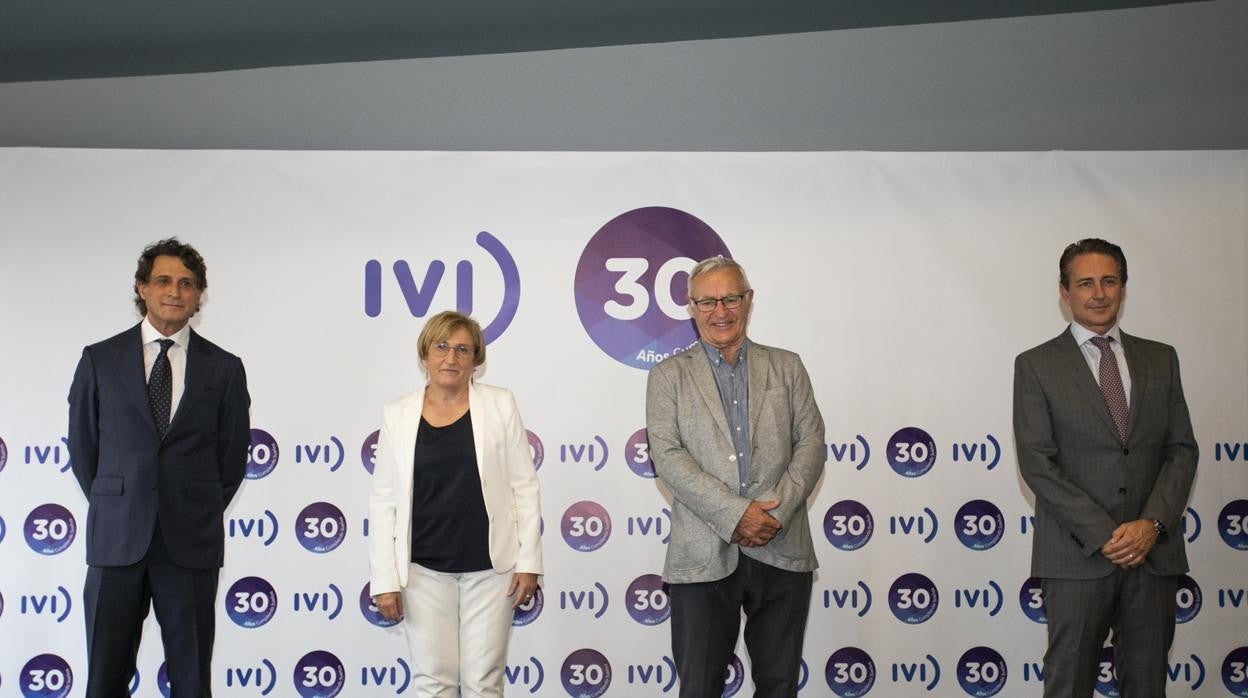 El prof. José Remohí, cofundador de IVI, la consellera de Sanidad, Ana Barceló, el alcalde de Valencia, Joan Ribó y el doctor Ernesto Bosch, director de IVI Valencia