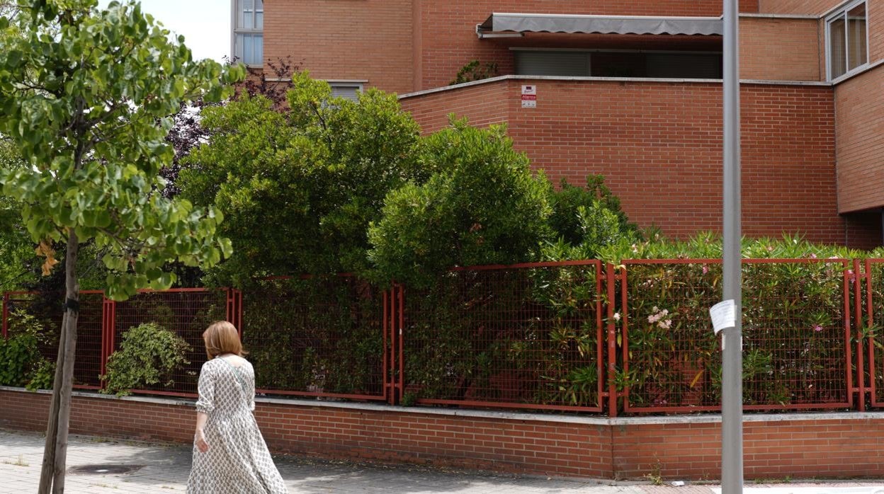 Una mujer pasa por delante de la vivienda donde fue asesinada Consuelo el martes