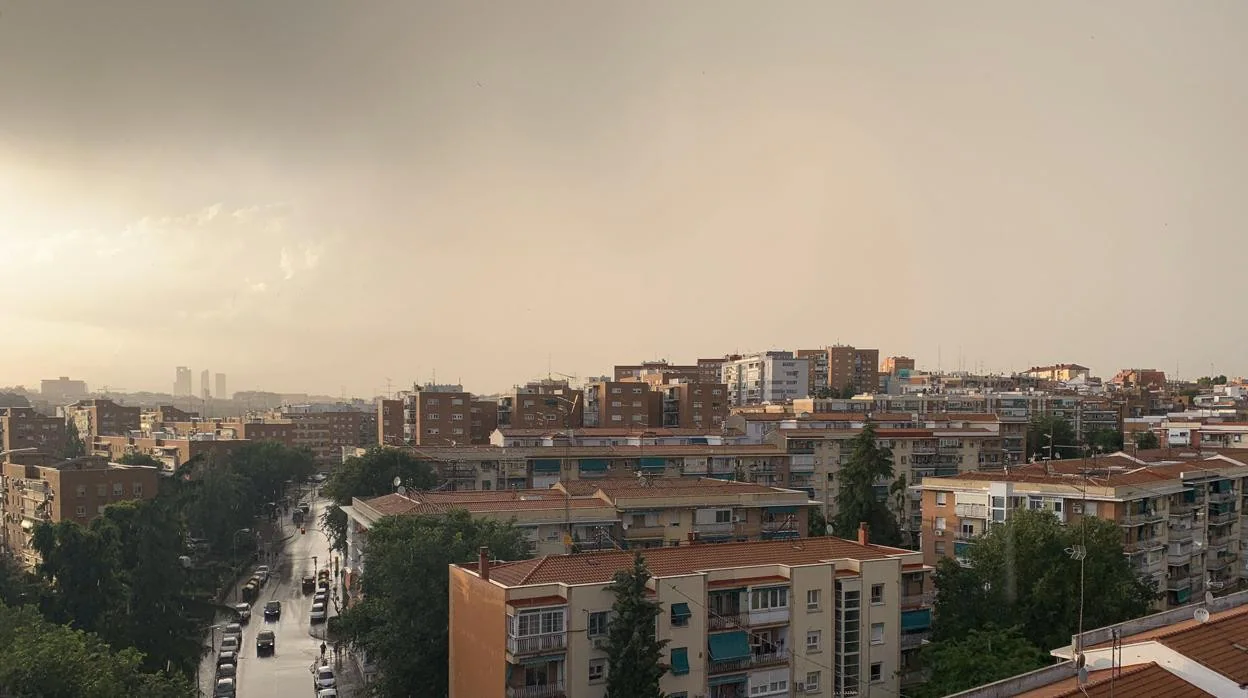 Imagen de la fuerte tormenta caída ayer en la capital