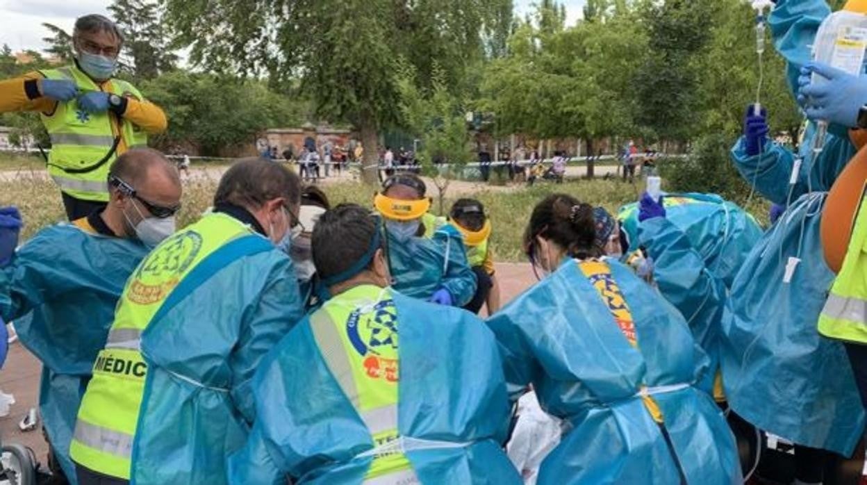 Facultativos del Samur-Protección Civil atienden a la víctima