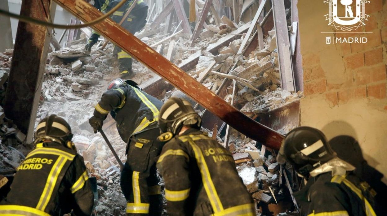 Bomberos trabajan en el interior del edificio de Martínez Campos tras el derrumbe, en 2018