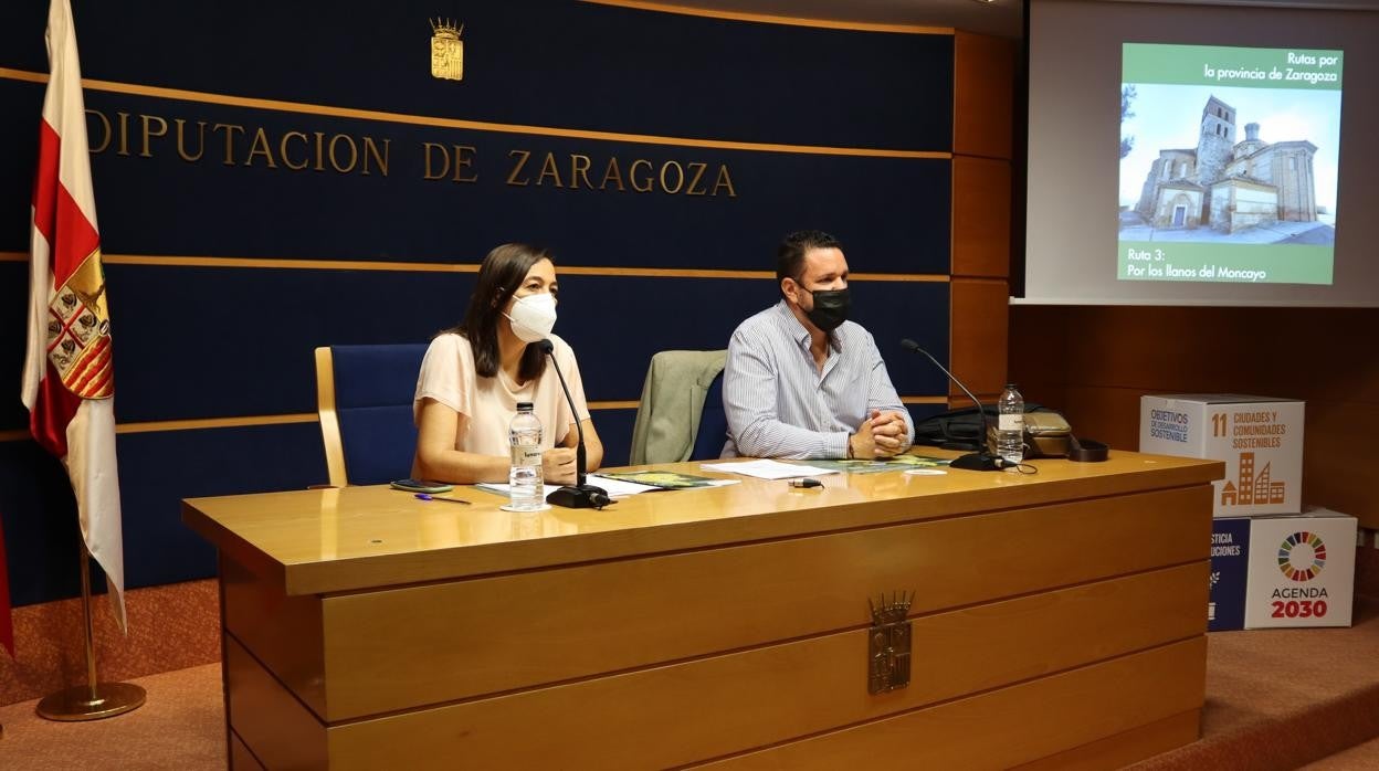 La diputada provincial Cristina Palacín (PSOE), junto al empresario Carlos Díaz, con el que han empezado a comercializar las nuevas rutas turísticas por la provincia de Zaragoza