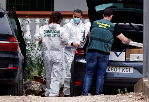 Imagen de efectivos de la Guardia Civil en la finca rural de Carcaixent