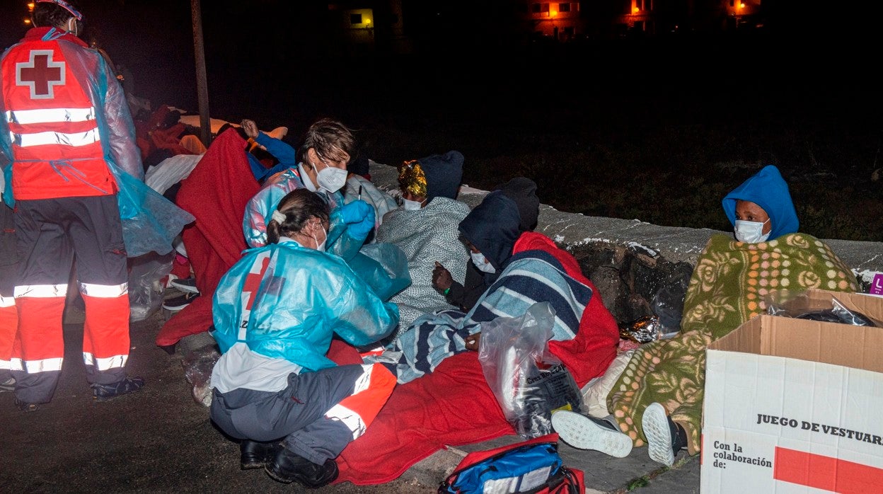 Cruz Roja atiende a un migrantes rescatados de la neumática