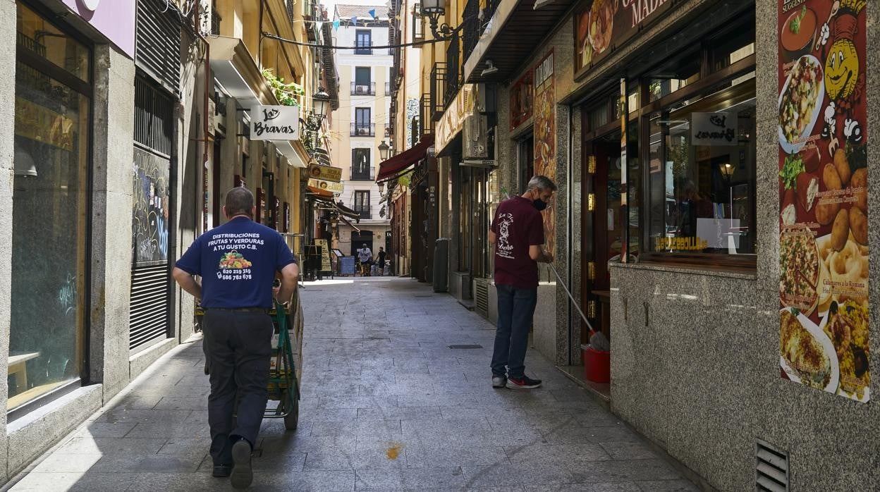 La calle de Álvarez Gato, en el centro de Madrid, donde resisten varios locales tradicionales