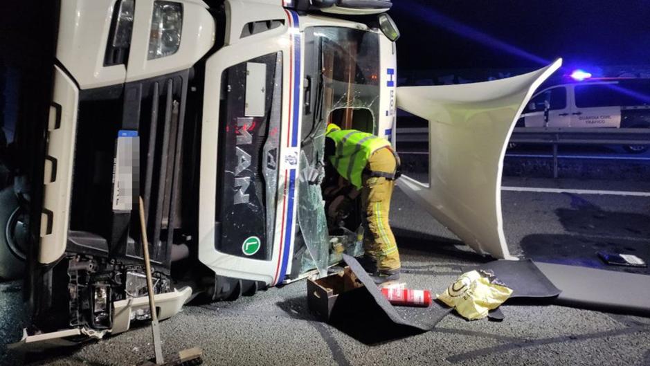 El dramático SOS de un camionero atrapado que tocaba el claxón malherido tras volcar en la autovía en Alicante