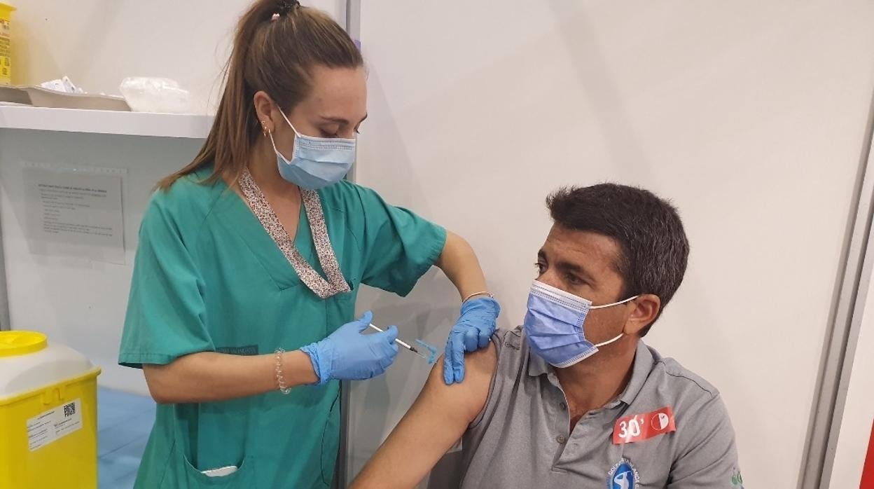 Carlos Mazón, en el momento de recibir la vacuna contra el coronavirus, este sábado