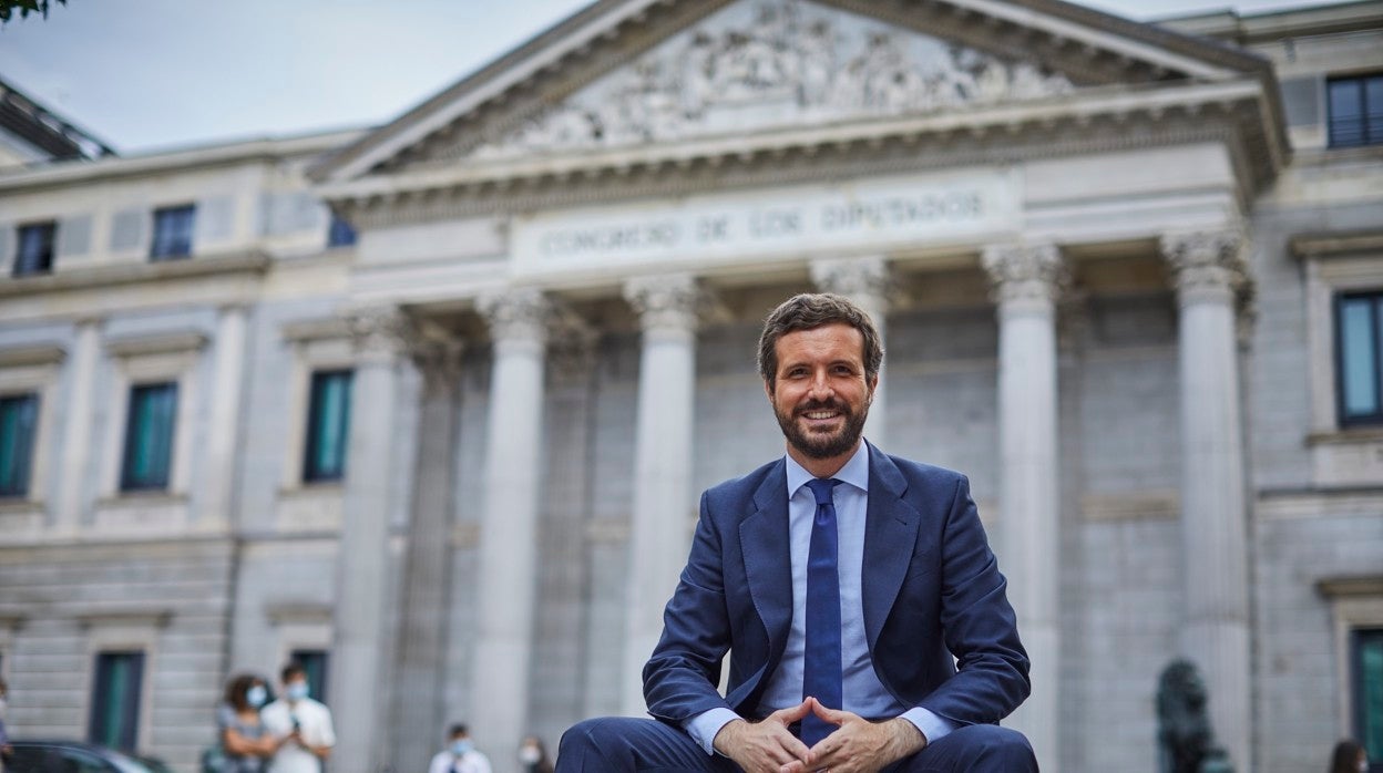 El líder del PP, Pablo Casado, posa frente al Congreso