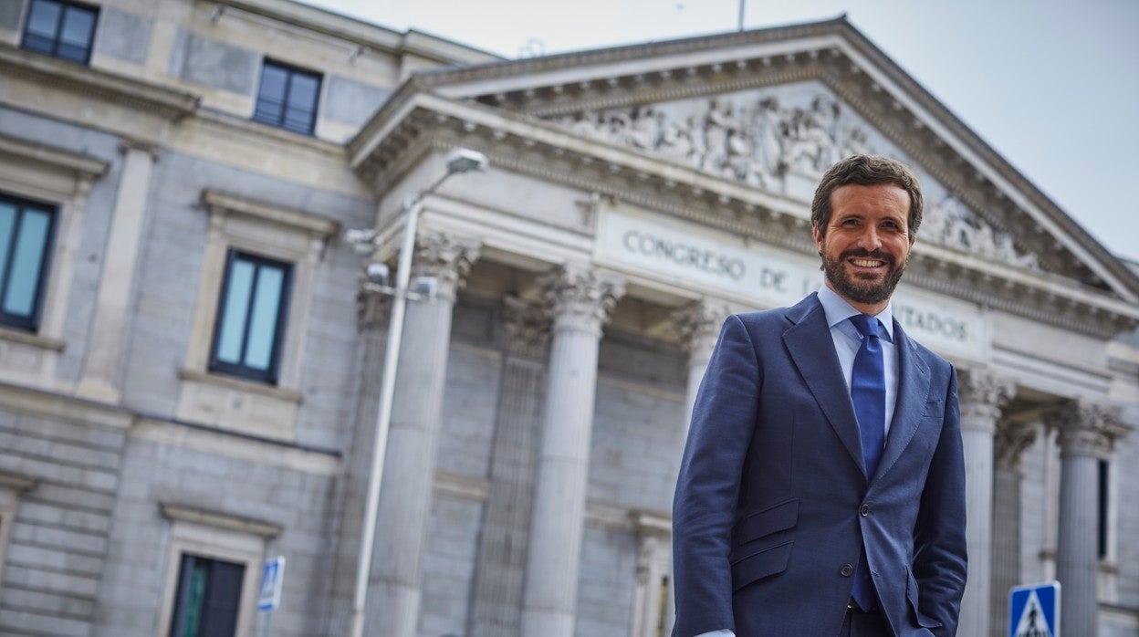 El líder del PP, Pablo Casado, posa frente al Congreso