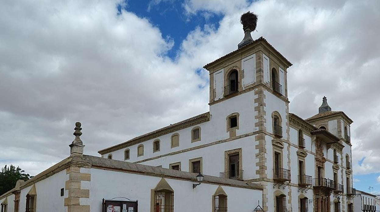 Fachada principal de la Casa de las Torres, en Tembleque