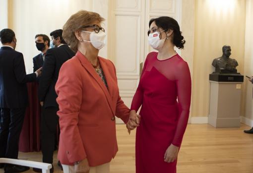 La presidente de la Comunidad, junto a su madre