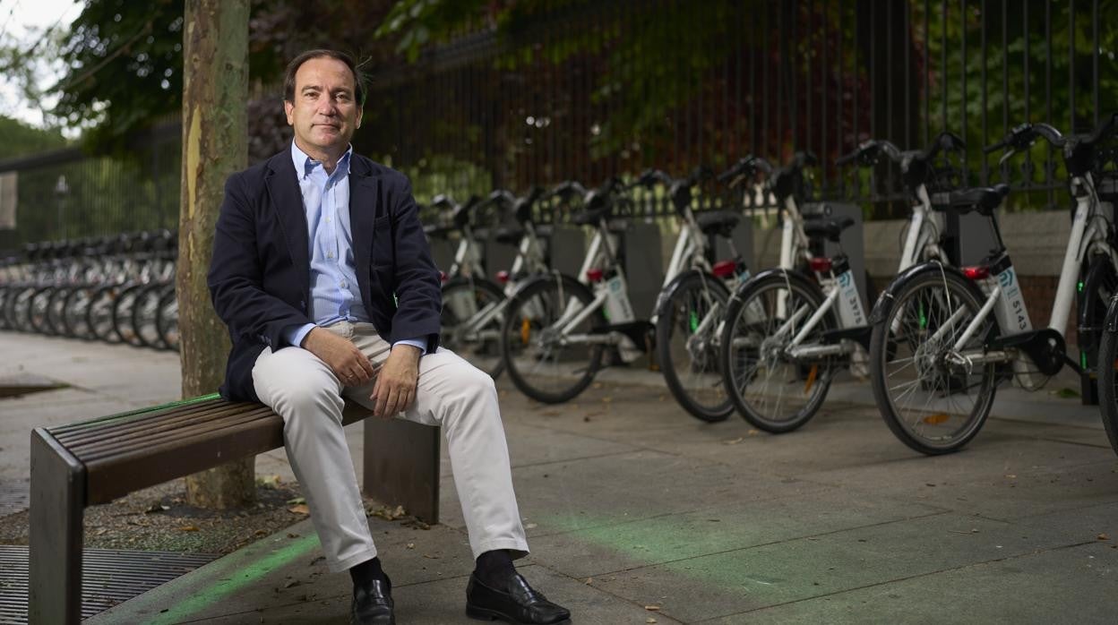 El delegado de Medio Ambiente y Movilidad, Borja Carabante, junto a la estación de Bicimad de la plaza de la Independencia (Puerta de Alcalá)