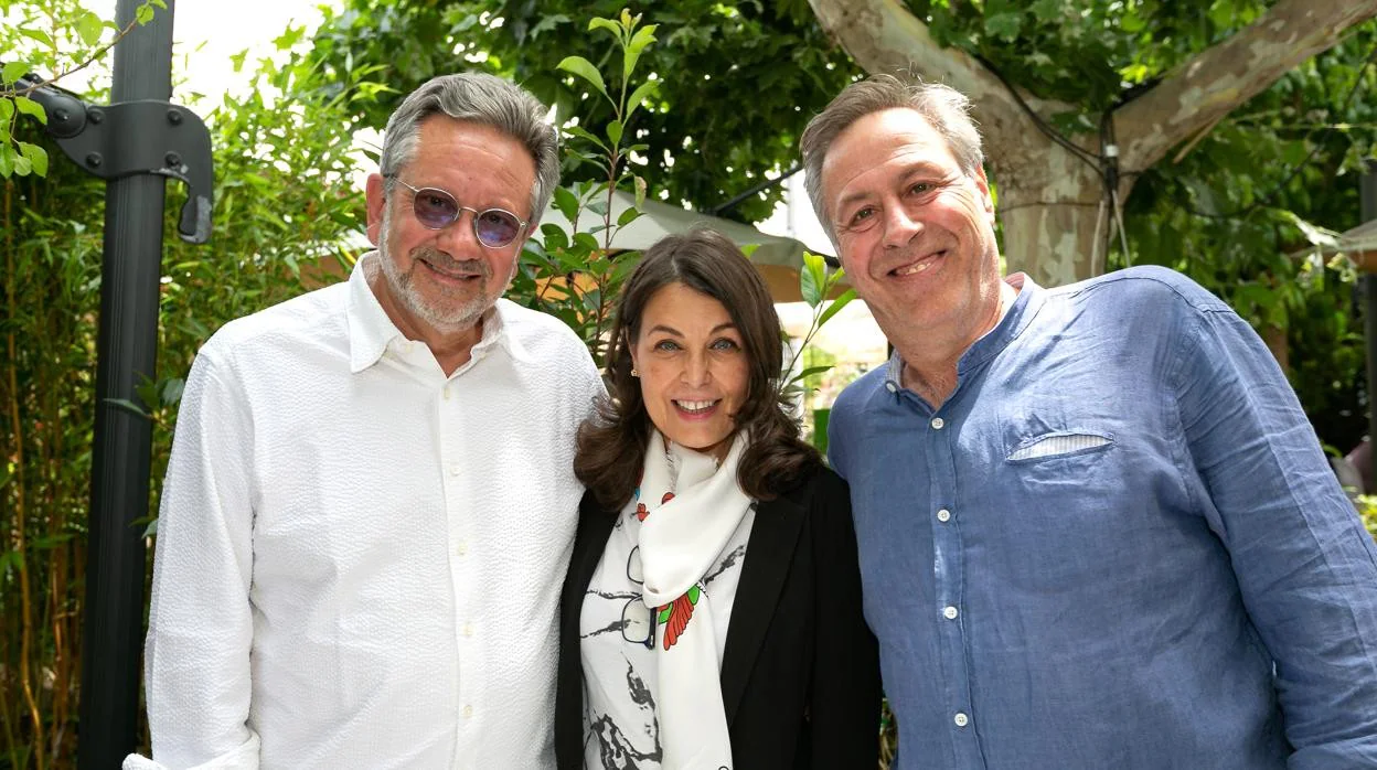 Sean Hepburn, a la izquierda, este sábado en el restaurante 'Venta de Aires' con su directora, Cuca Díaz de la Cuerda, y con su amigo el actor y humorista Sinacio // H. fRAILE