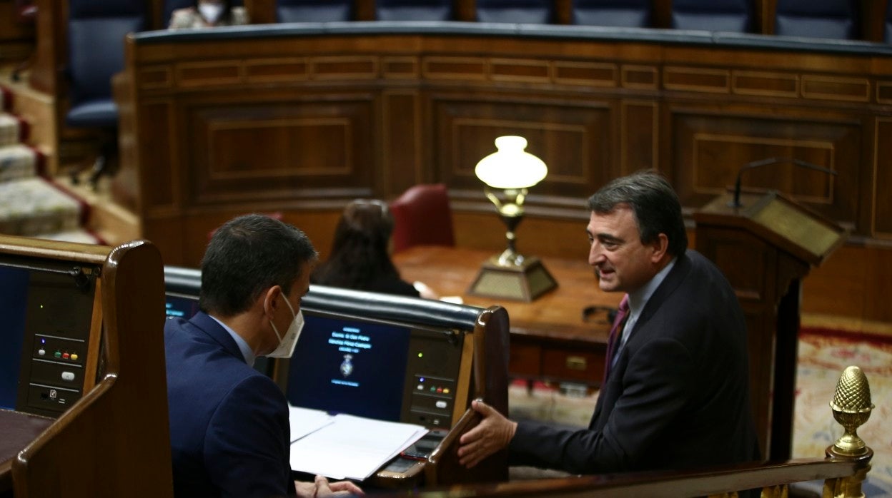 El presidente del Gobierno, Pedro Sánchez, conversa con el portavoz del PNV en el Congreso de los Diputados, Aitor Esteban