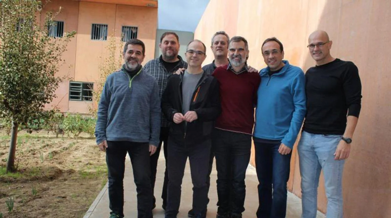 Los siete líderes independentistas hombres fotografiados en el patio de la cárcel de Lledoners