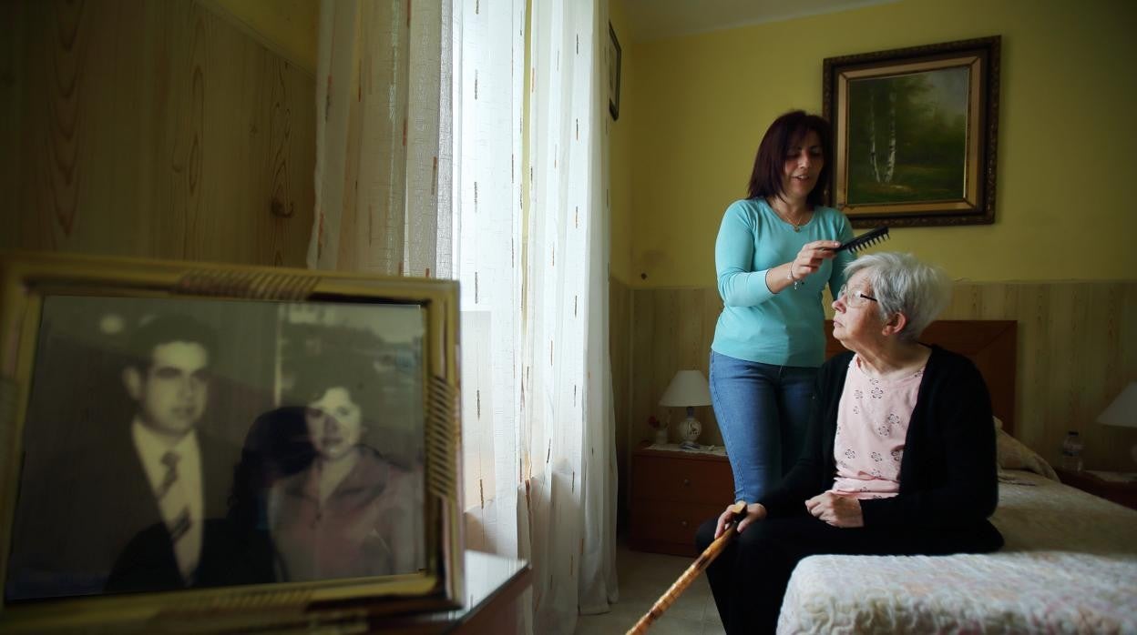 Gema y su madre en su casa de Boiro, donde viven juntas