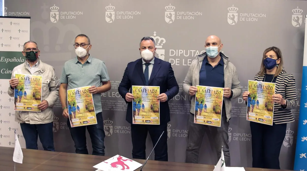 El presidente de la Diputación de León, Eduardo Morán, acompaña a los organizadores de la carrera 'A Santiago contra el cáncer' en la presentación de su undécima edición