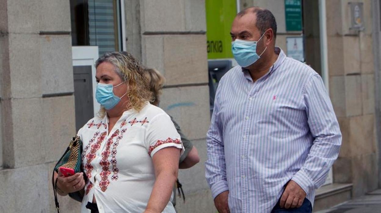 Ángel Martínez, acompañado de su mujer, a su llegada esta mañana a la Audiencia de Pontevdra