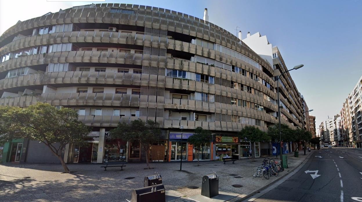 Edificio del zaragozano Paseo María Agustín, en la confluencia con la Plaza de Europa, en el que se ubica uno de los pisos que salen a subasta