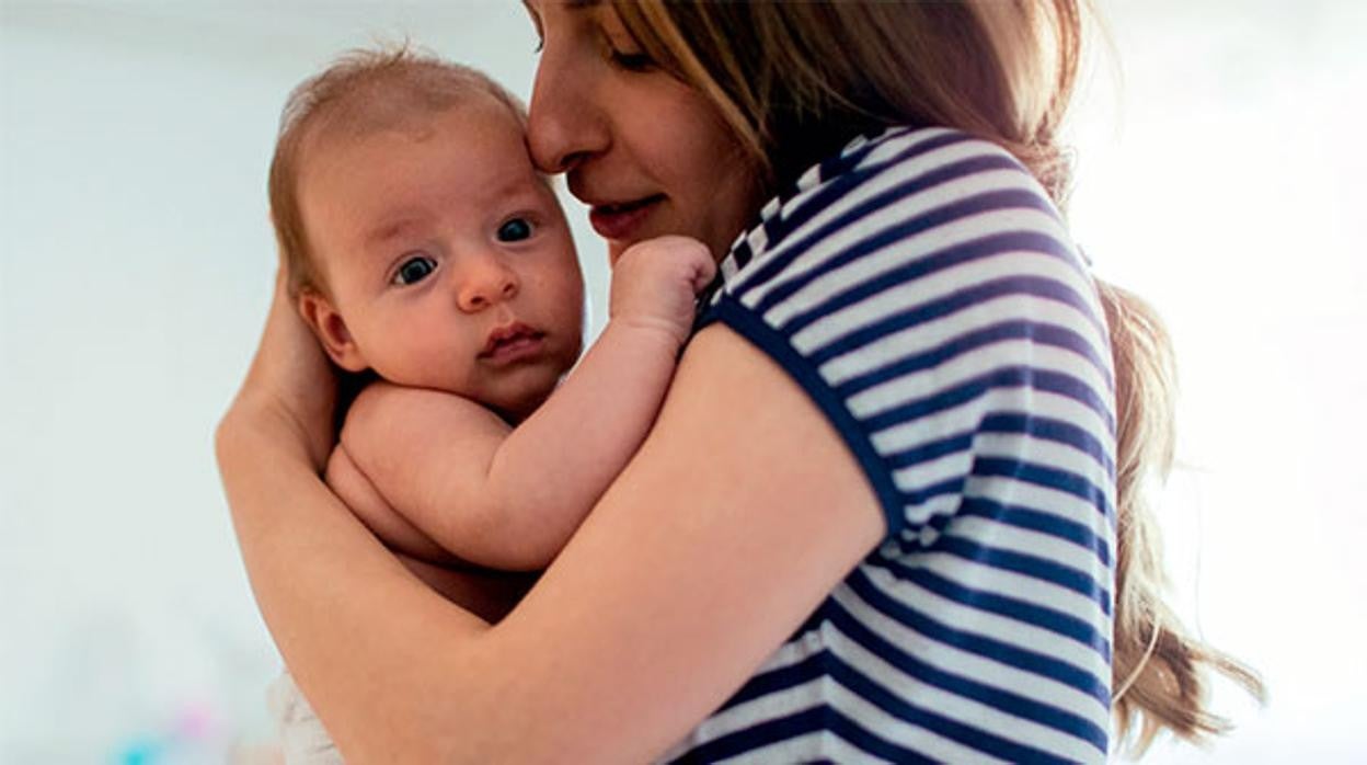 Una madre cuida de su bebé