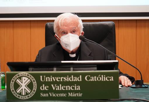 El cardenal Versaldi destaca el «testimonio de rigurosidad científica y sentido ético» de la UCV