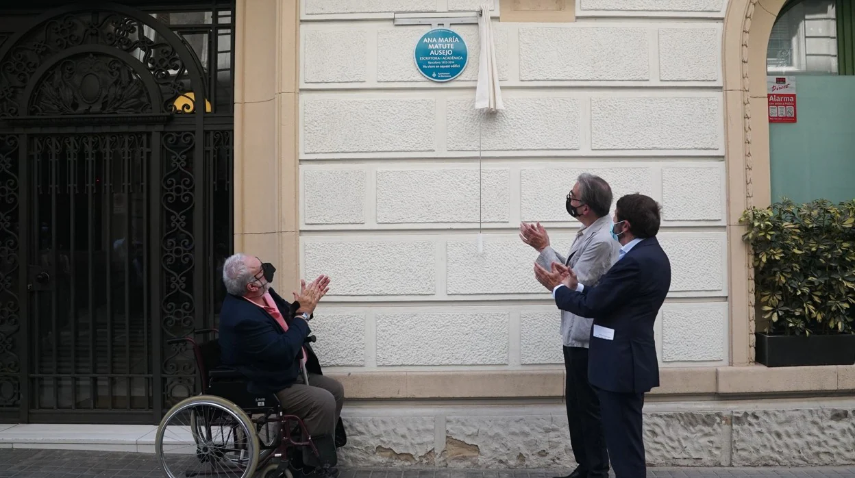 El hijo de Ana María Matute, Juan Pablo Goicoechea, el teniente de alcalde Joan Subirats y el concejal Albert Batlle, aplauden la nueva placa dedicada a Matute