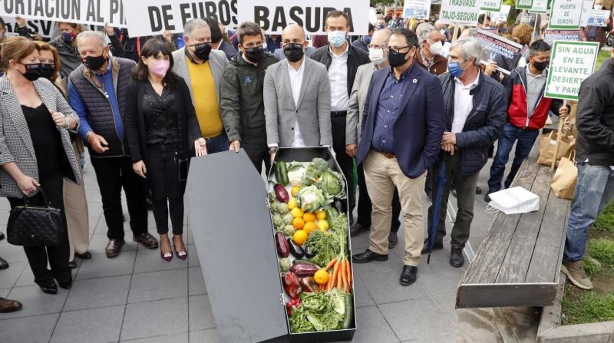 Entierro simbólico de hortalizas durante una protesta reciente de Asaja en Alicante por los recortes anunciados para los trasvases Tajo-Segura