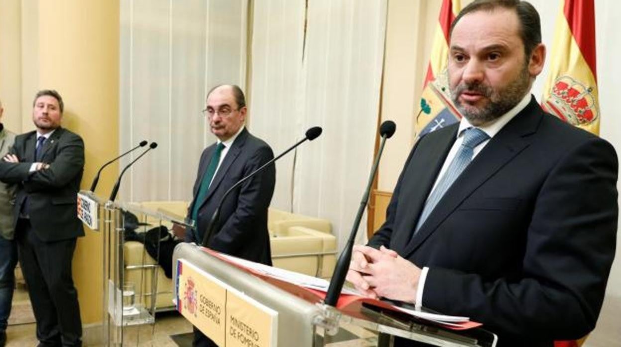 El ministro de Fomento, José Luis Ábalos, junto al presidente Lambán (PSOE), observados por el consejero aragonés de Ordenación del Territorio, José Luis Soro, de la Chunta