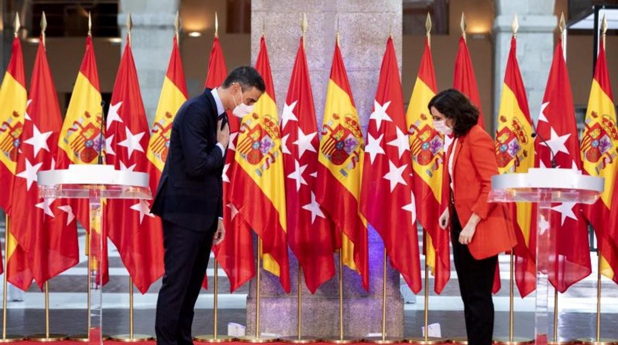 El presidente Pedro Sánchez y la presidenta madrileña Díaz Ayuso, en la Real Casa de Correos en 2020